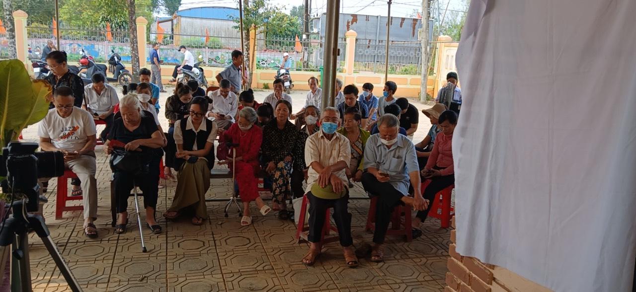 Nhân dân xã Hải Thái tham gia kích hoạt tài khoản định danh điện tử có 2 mức